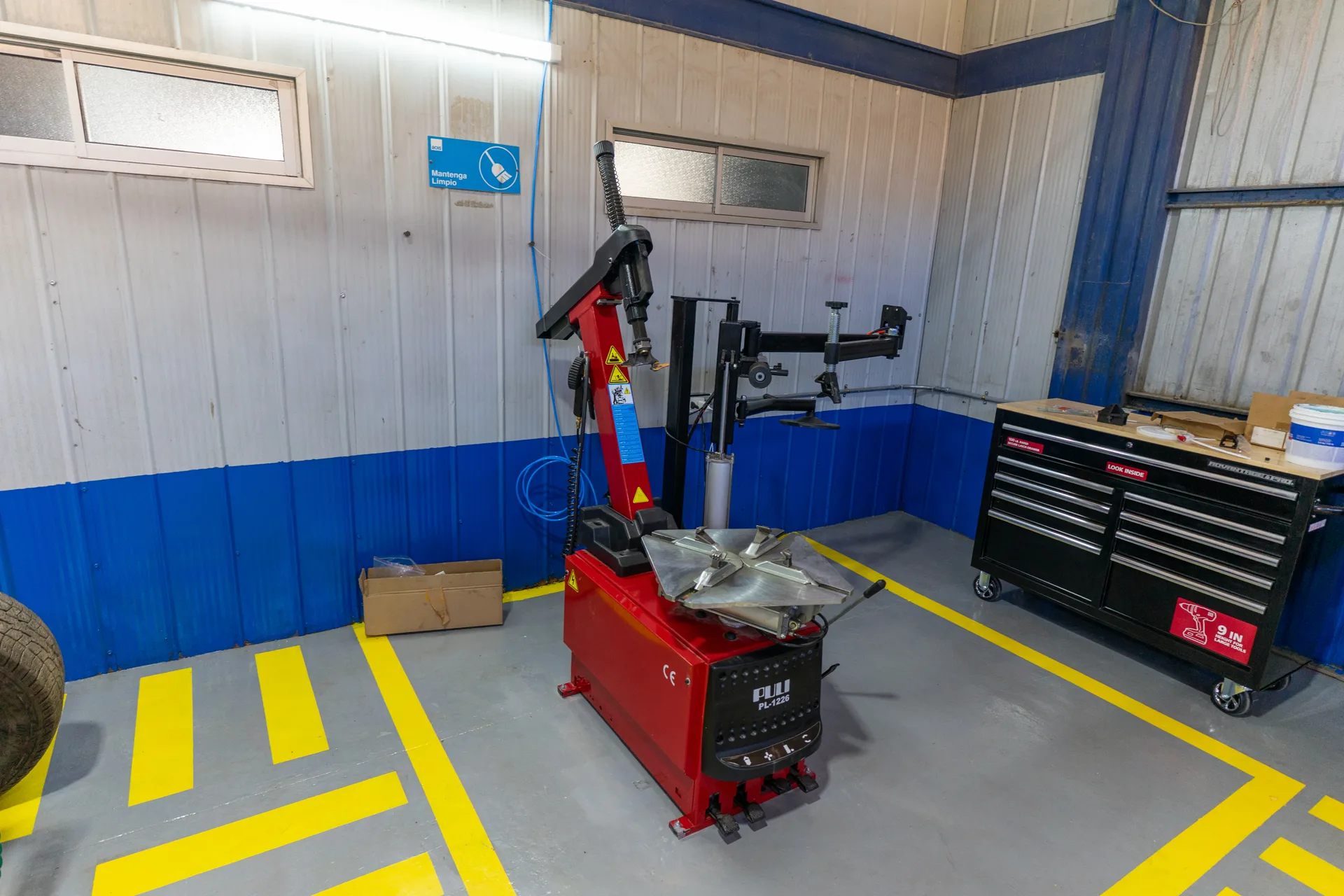 Sala de equipamiento técnico con caja de herramientas GESERMI