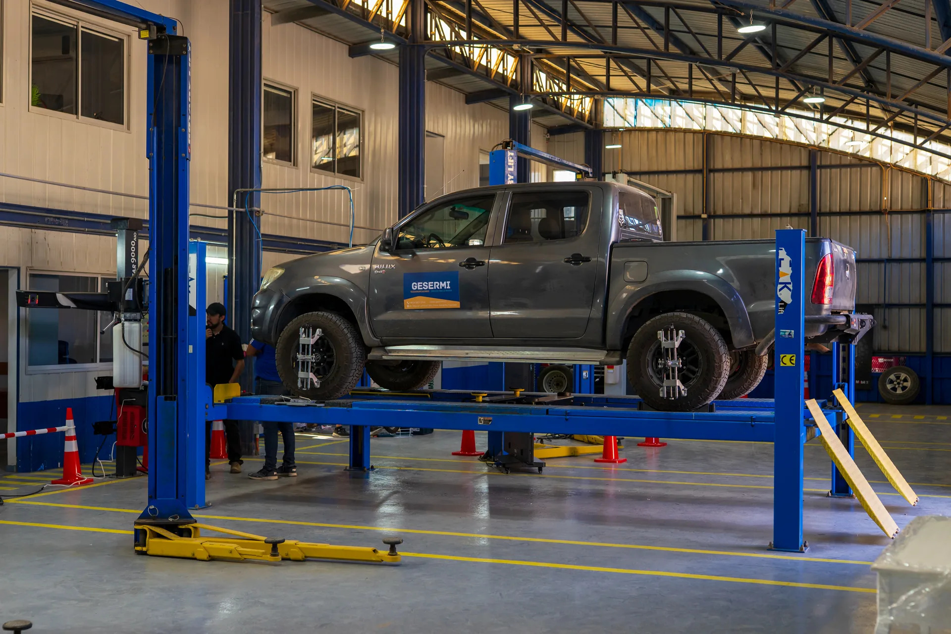 Camioneta minera en taller GESERMI Tierra Amarilla
