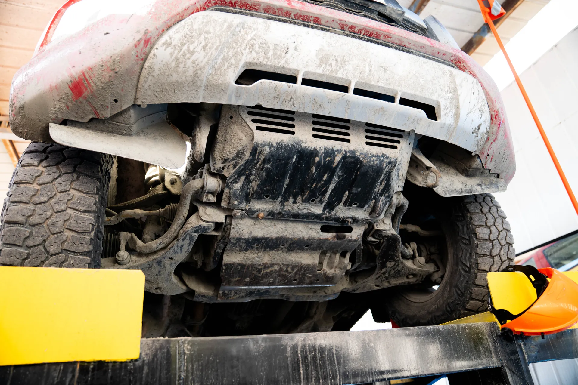 Chasis con barro y contaminación acumulada antes del lavado descontaminante