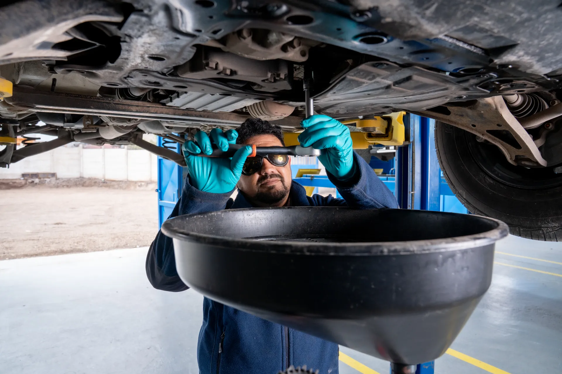 Técnico GESERMI revisando componentes bajo la camioneta durante el diagnóstico