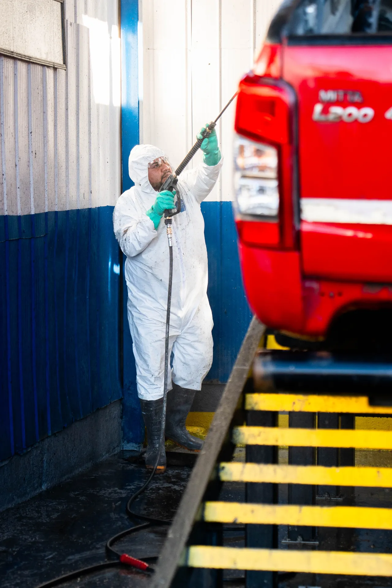 Lavado descontaminante lateral de camioneta de faena