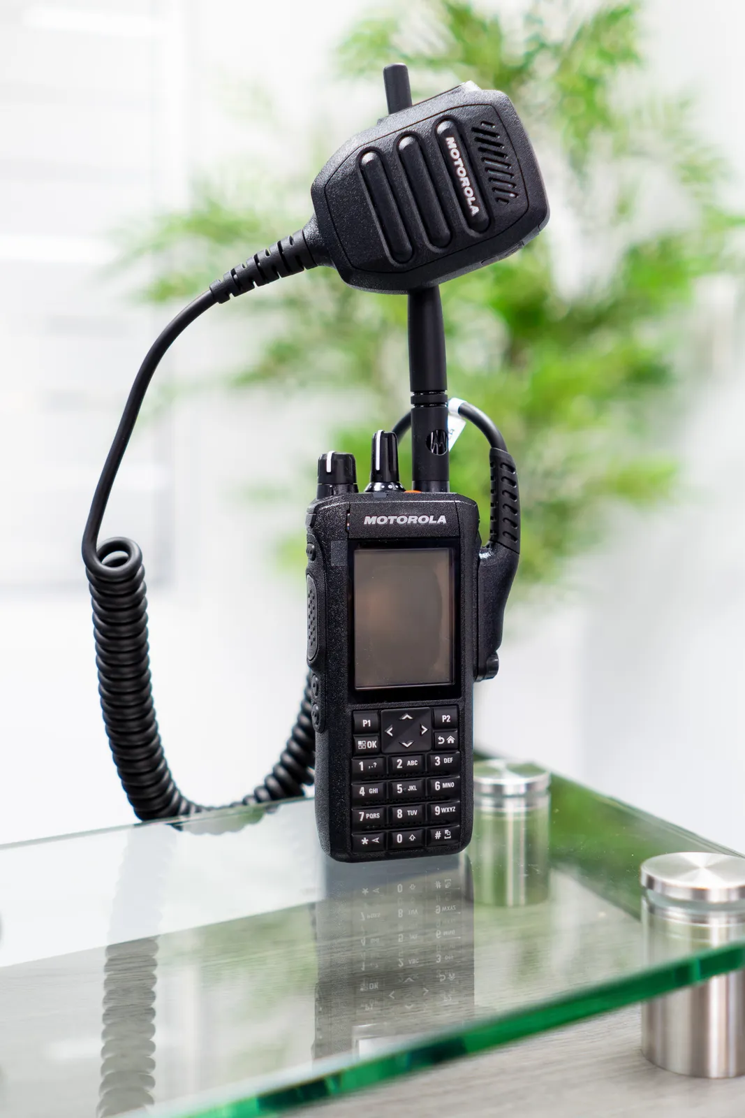 Radio portátil Motorola original con micrófono, equipamiento GESERMI Telecomunicaciones