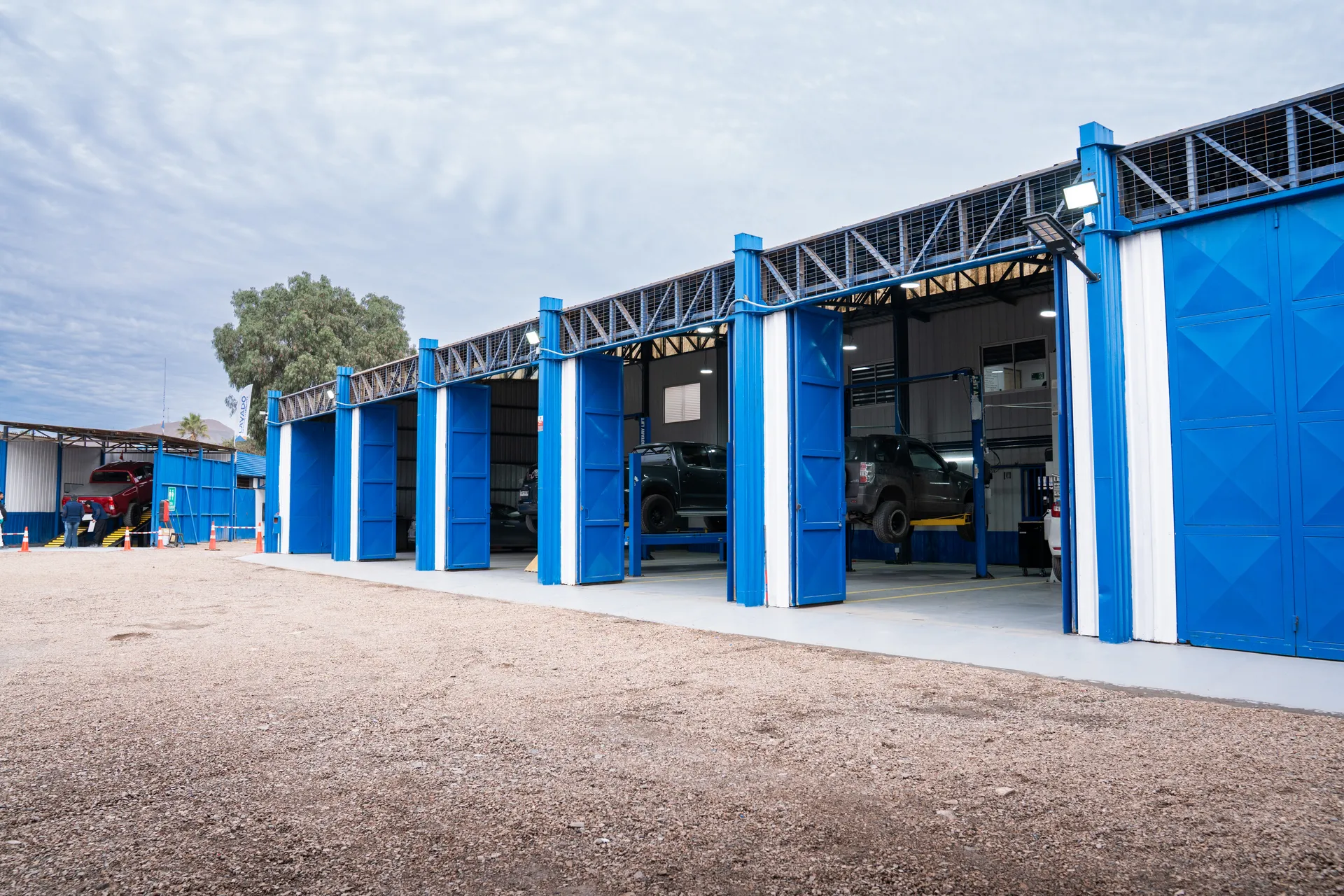 Bahías de trabajo del taller GESERMI con camionetas en elevadores