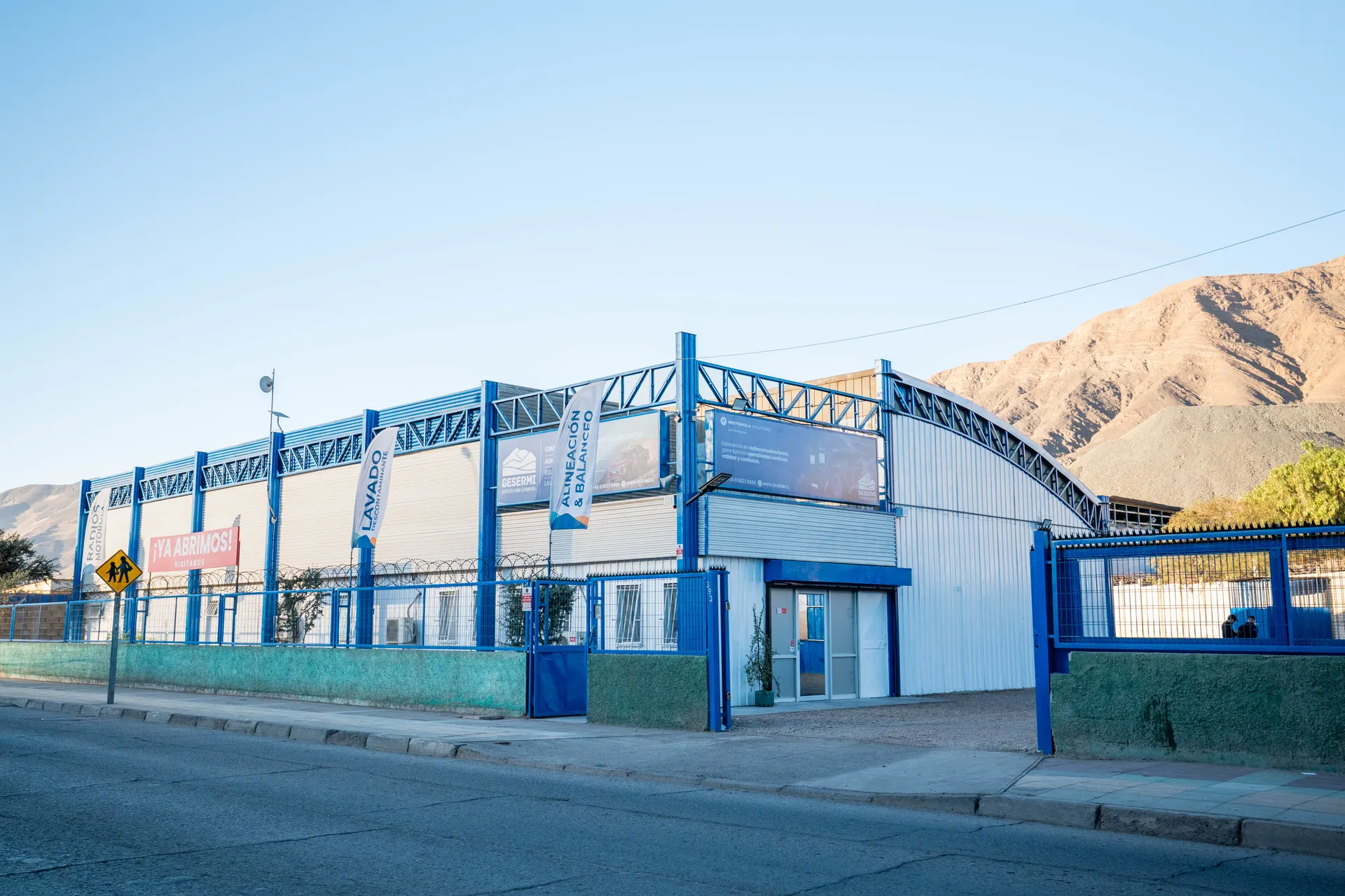 Fachada del taller GESERMI en Tierra Amarilla, con señalética de radios Motorola y lavado descontaminante